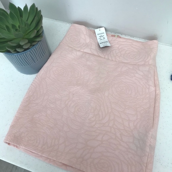 Bebe rose textured mini skirt 🌹 - Picture 1 of 4